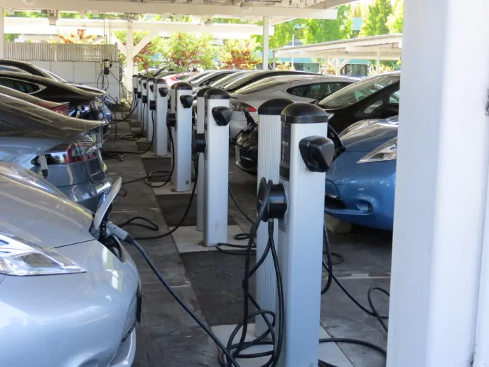 Muitas empresas de Valley têm estações de carregamento de EV, mas o enorme estacionamento de EV do Google é movido a energia solar. Painéis solares cobrem as carports