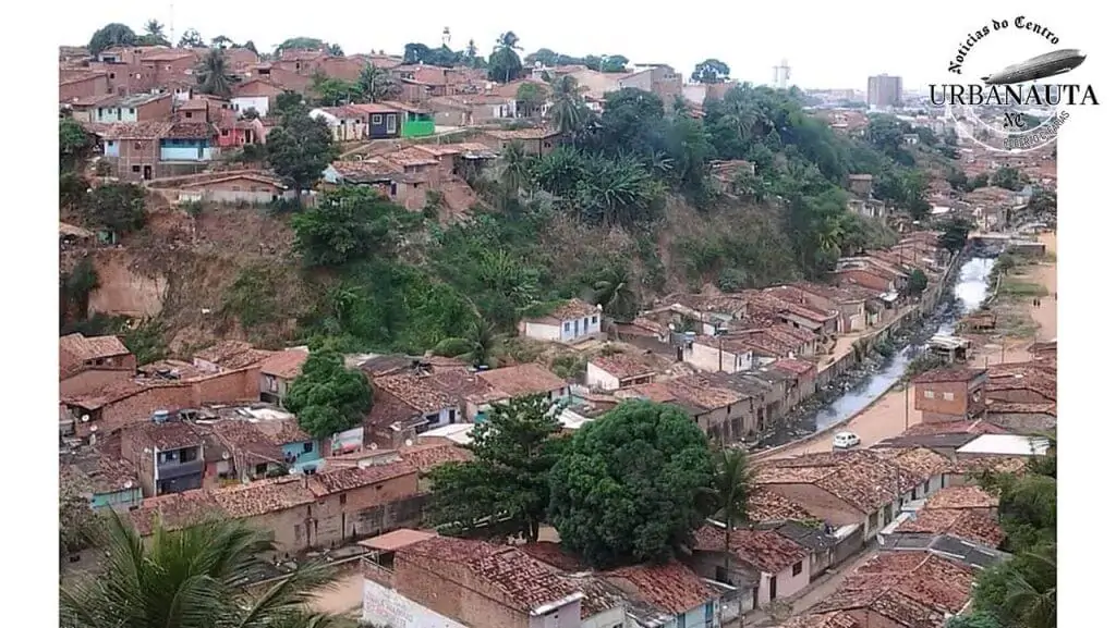 A cidade, o grande polarizador é mais do que uma possibilidade desafiante, é o organismo vivo onde se realizam todos os fluxos, deslocamentos e práticas. O grande sistema geracional de lixo, resíduos e consumos energéticos e de água limpa. É o centro transformador que não para, não descansa e só cresce. Crescendo também em problemas e entraves. Cabe ao Arquiteto o protagonismo das questões afins de planejamento urbano